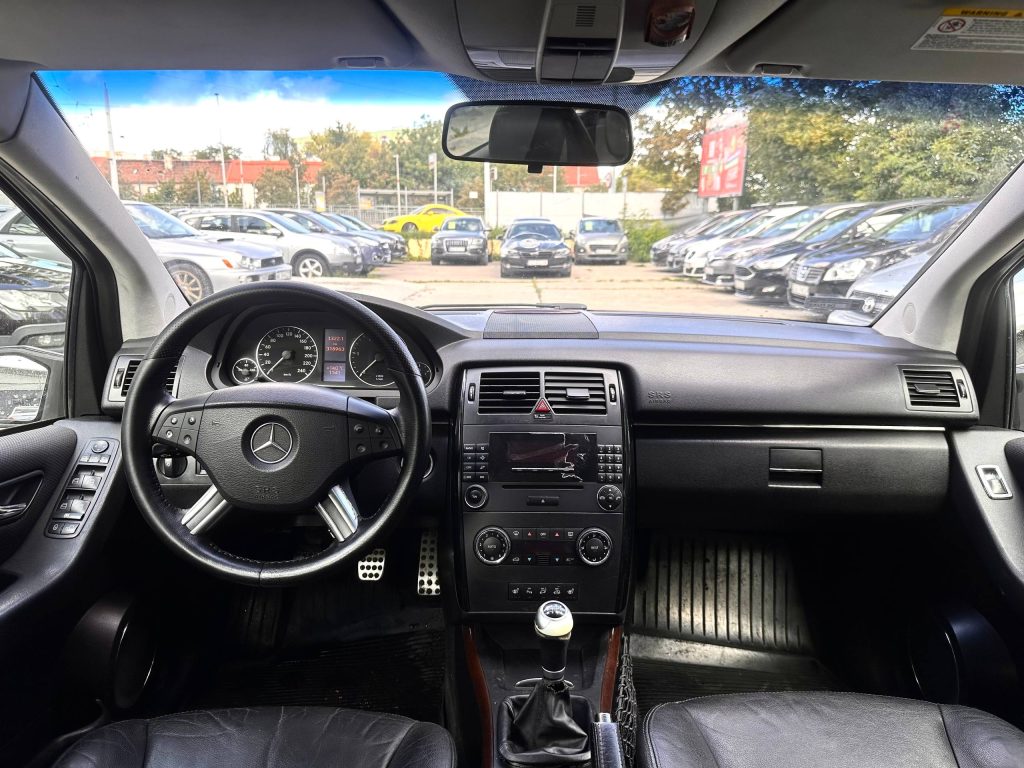 Mercedes-Benz B180
